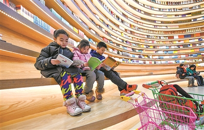孩子们在青城·阅立方图书阅读广场阅读
