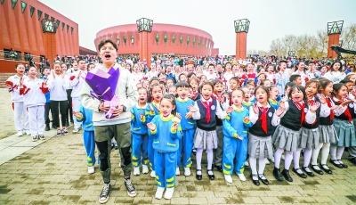北京市幼儿园“快闪”活动：校园里唱响“我和我的祖国” 