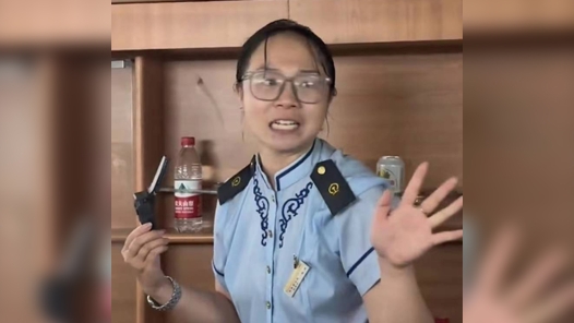  Work video | K396 female stewardess dictates the process of getting out of trouble in Luopo Mountain