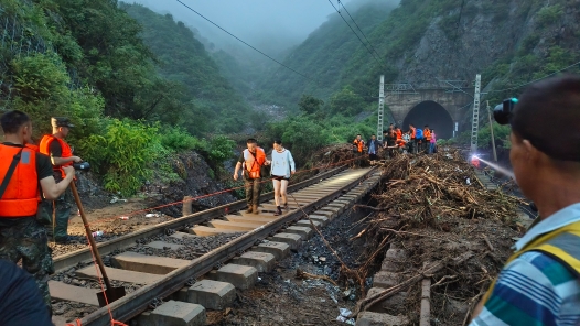  The railway is covered with mud! The manager of the project department talks about the rush repair of Fengsha Line